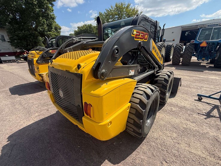 new-holland-l230-image-6