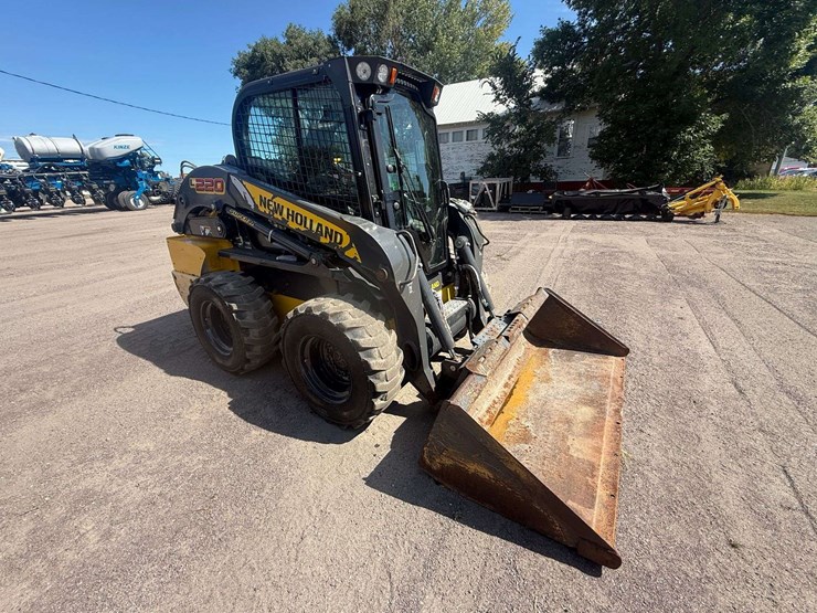 new-holland-l220-image-24