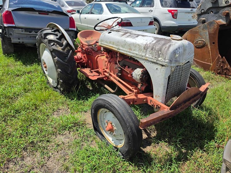 1950-ford-tractor-image-1