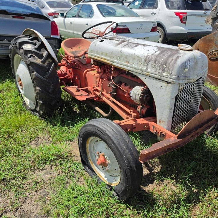 1950 FORD TRACTOR