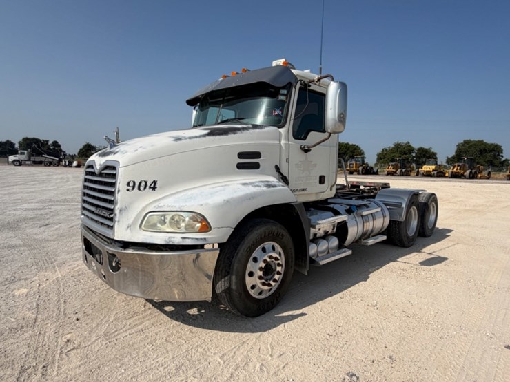 2015-mack-cxu613-day-cab-image-1