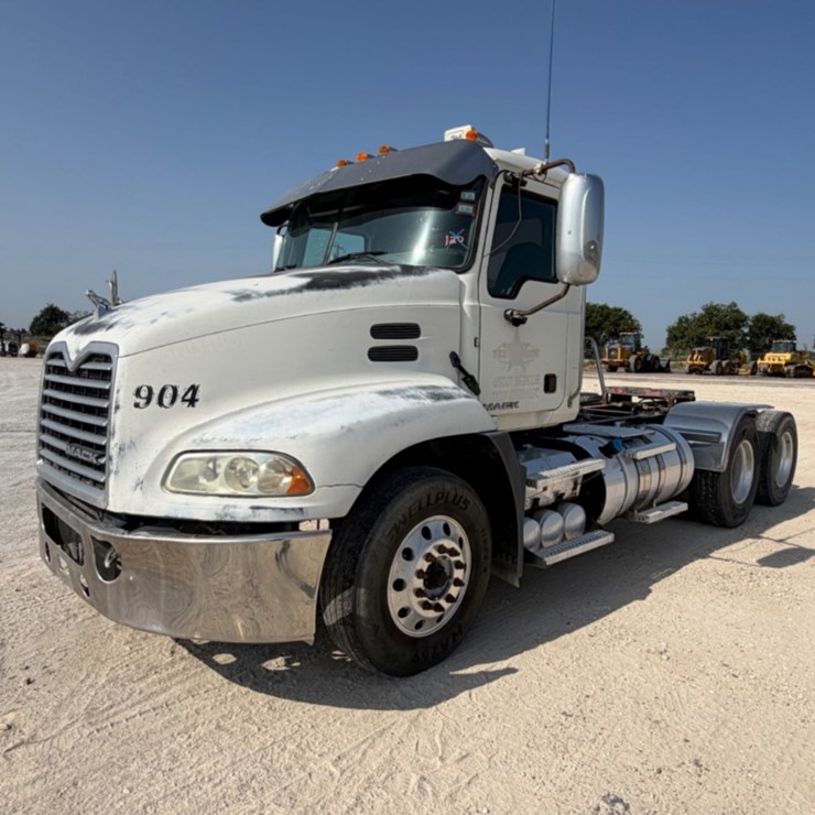 2015 MACK CXU613 DAY CAB
