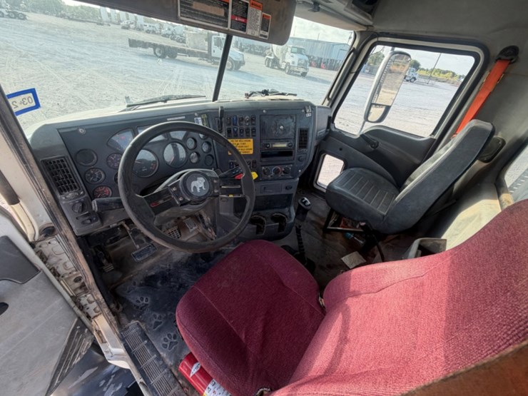 2011-mack-cxu613-day-cab-image-10