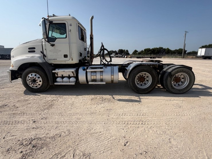 2015-mack-cxu613-day-cab-image-8