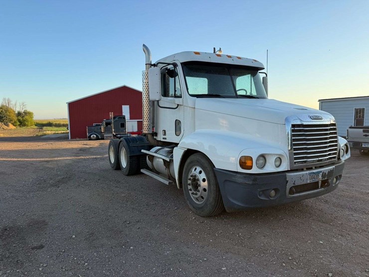 2005-freightliner-century-120-image-34