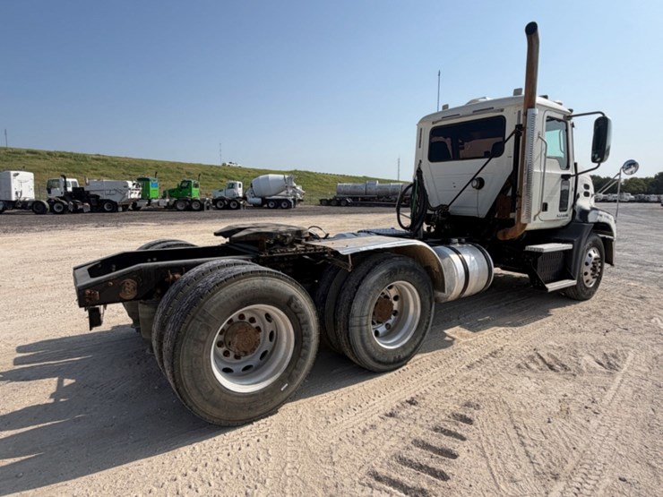 2015-mack-cxu613-day-cab-image-5