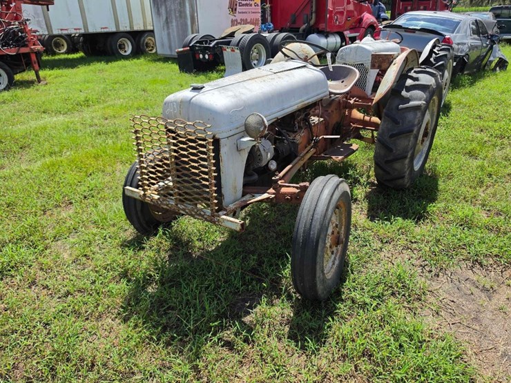 1950-ford-tractor-image-2