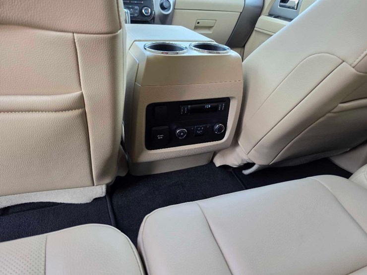 2017-ford-explorer-image-17