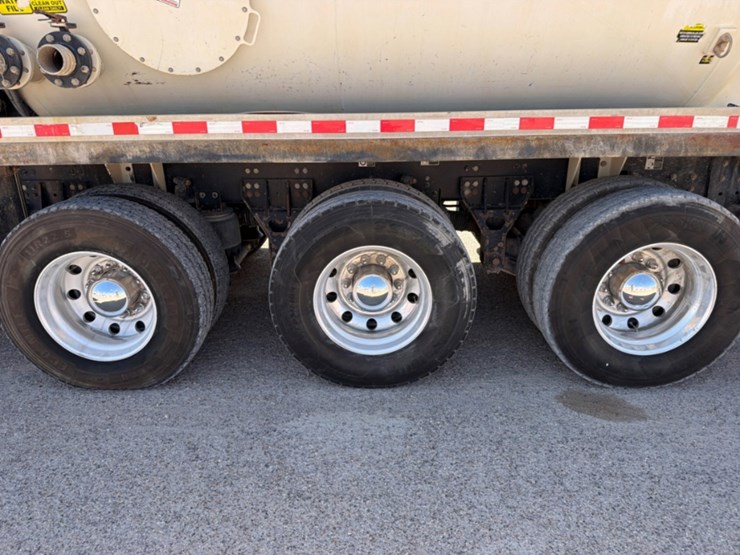 2019-peterbilt-567-image-13