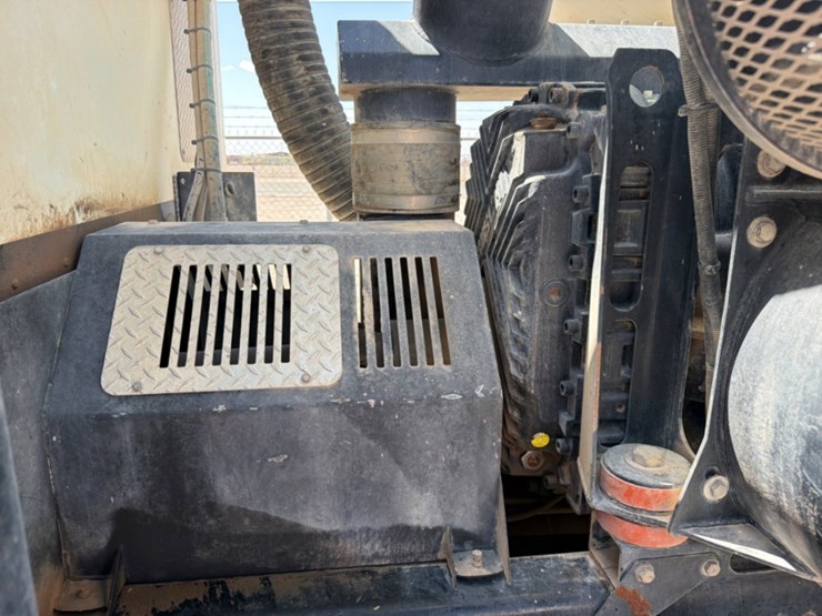 2020-peterbilt-567-image-16