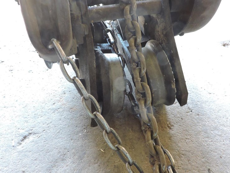 yale,-i-ton-chain-hoist-on-beam-trolley-image-4