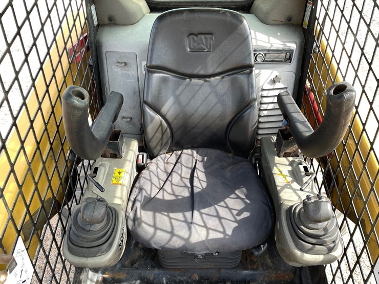 2013-caterpillar-236d3-image-25