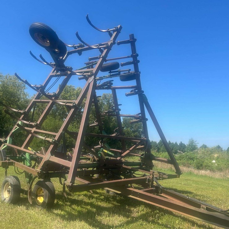 JOHN DEERE 610
