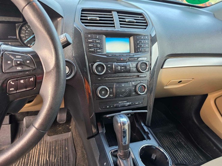 2017-ford-explorer-image-16