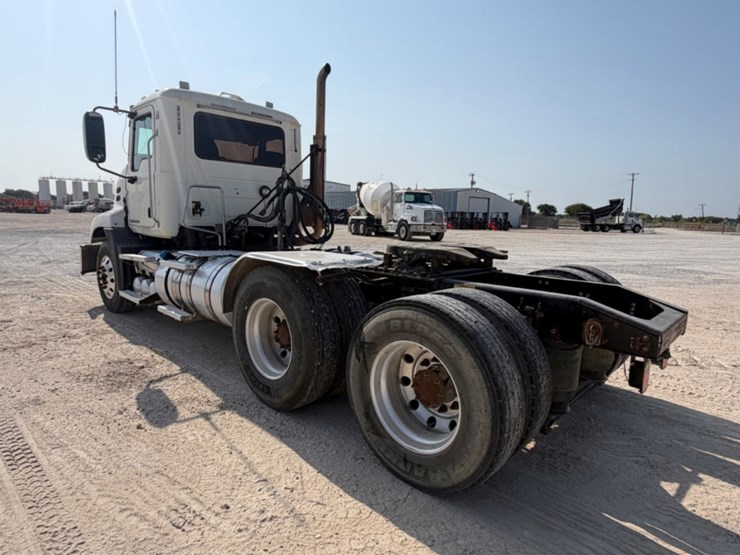 2015-mack-cxu613-day-cab-image-7