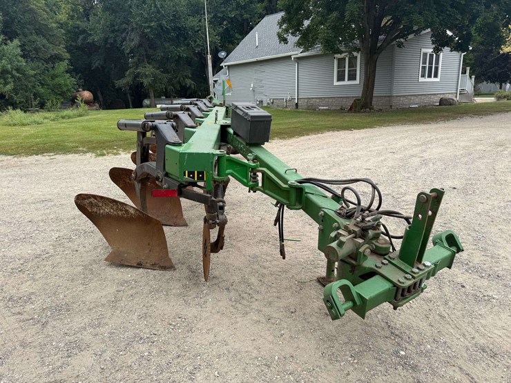 john-deere-2810-image-1