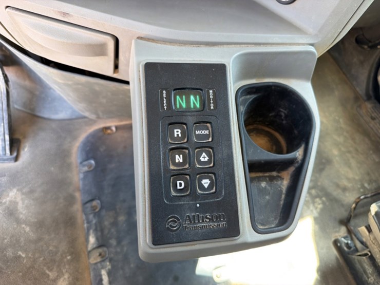 2019-peterbilt-567-image-19
