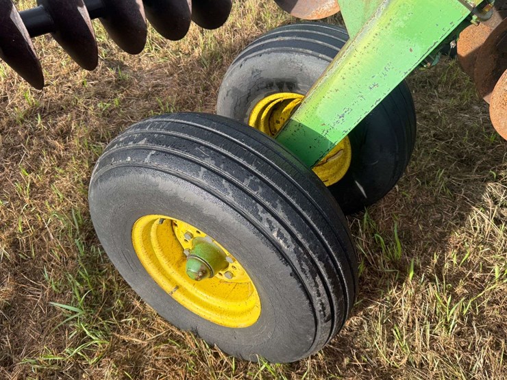 john-deere-235-image-10