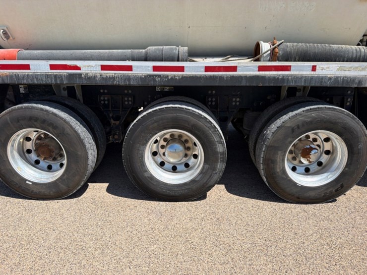 2020-peterbilt-567-image-9