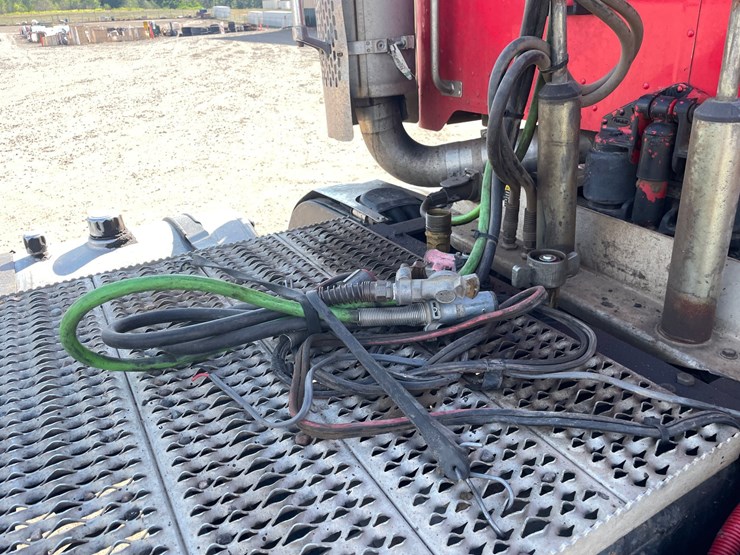 2012-peterbilt-388-image-15