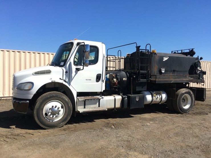 2016-freightliner-m2-asphalt-patch/slury-seal-image-1