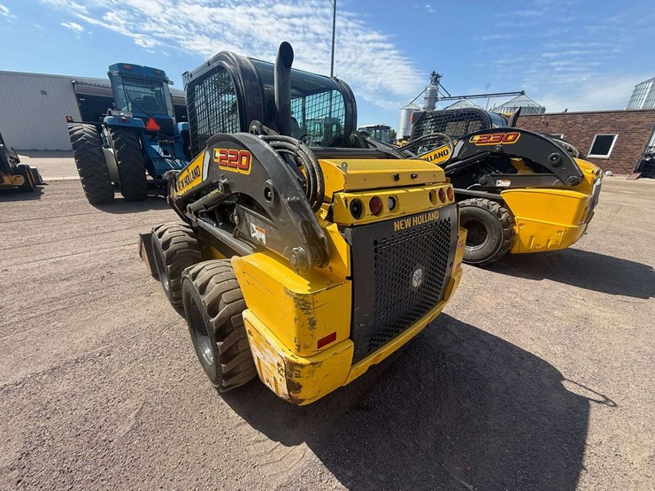 new-holland-l220-image-35