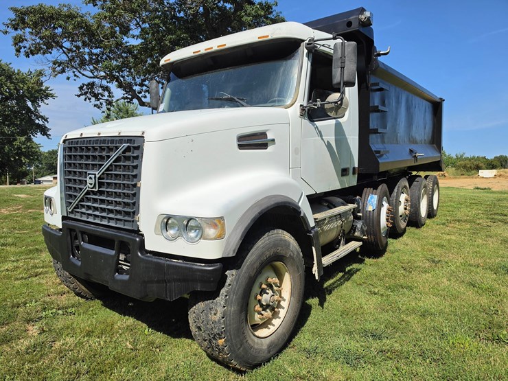 #25407-•-2005-volvo-vhd-quad-axel-dump-truck-image-1