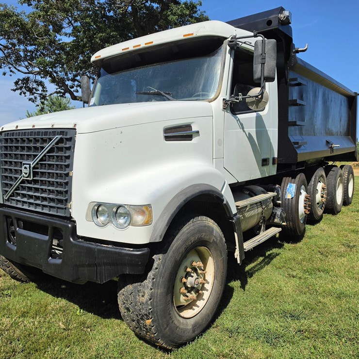 #25407 • 2005 Volvo VHD Quad-Axel Dump Truck