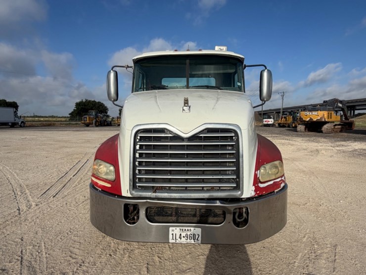2011-mack-cxu613-day-cab-image-2