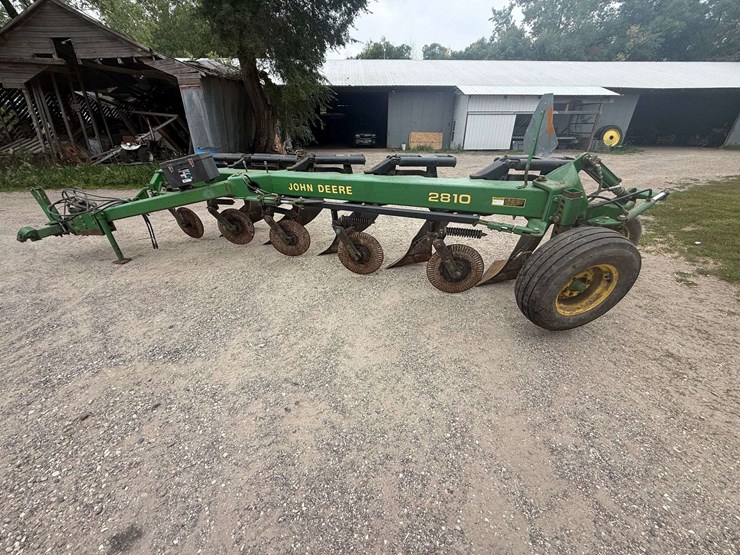 john-deere-2810-image-10