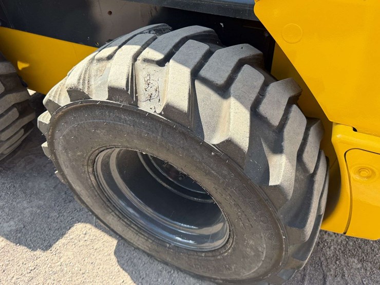 new-holland-l230-image-12