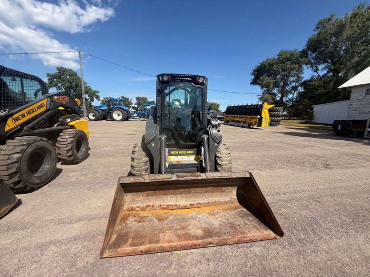 new-holland-l220-image-6