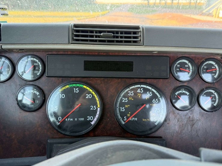 2005-freightliner-century-120-image-5