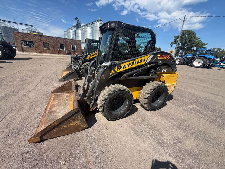 new-holland-l220-image-2