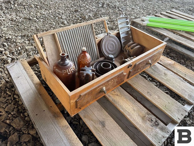 drawer-of-assorted-antiques-&-collectibles-image-3
