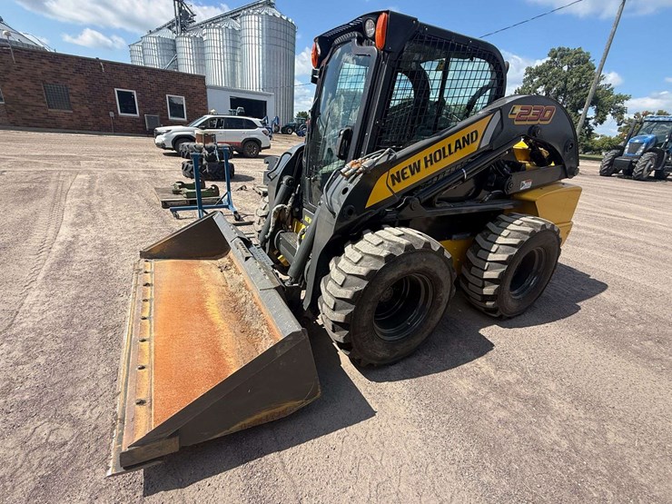 new-holland-l230-image-1