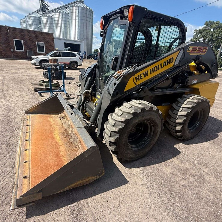 NEW HOLLAND L230