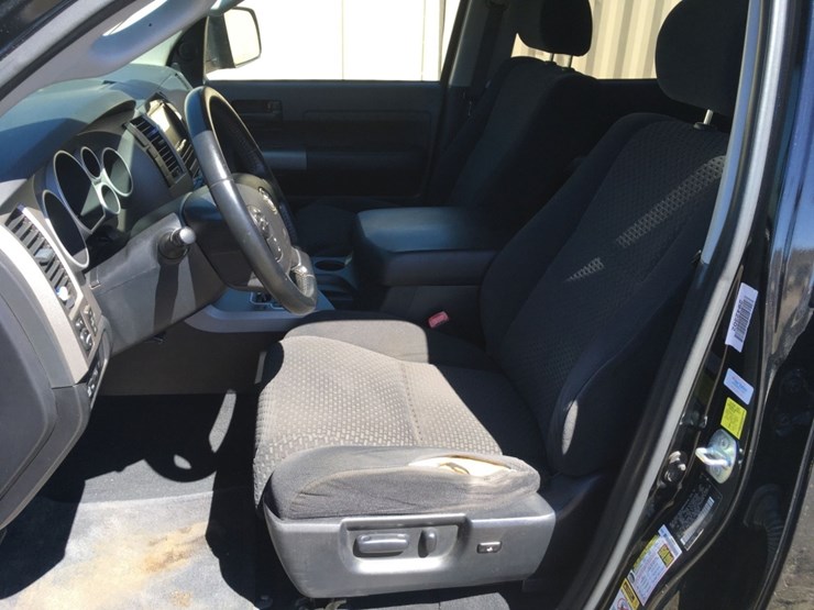 2010-toyota-tundra-sr5-image-11