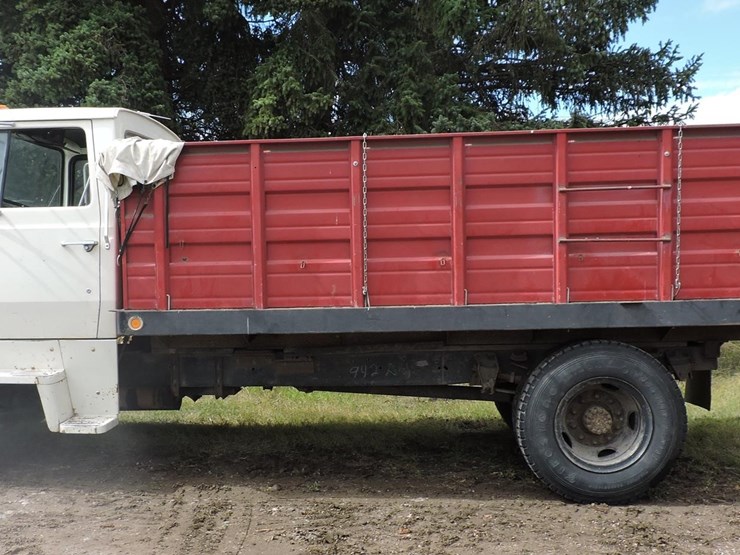 1985-ford-700-image-1