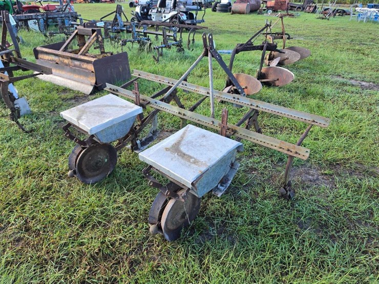 179---2-row-2-bin-planter-cultivator-image-4