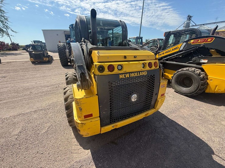 new-holland-l220-image-34