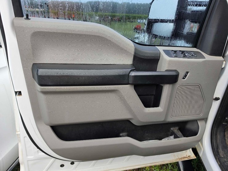 2021-ford-f250-xl-image-16