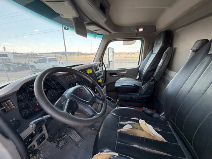 2018-peterbilt-567-image-17