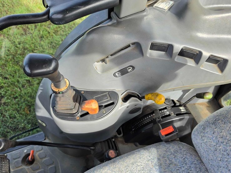 223---new-holland-tn70da-utility-tractor-image-12