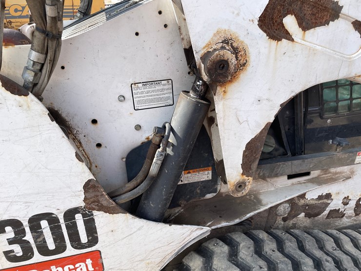 2003-bobcat-t300-image-16