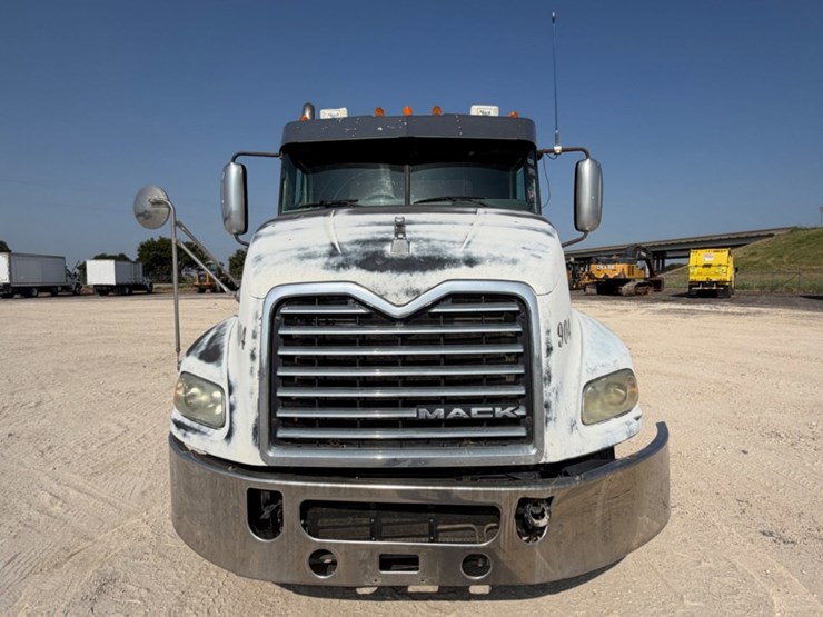 2015-mack-cxu613-day-cab-image-2