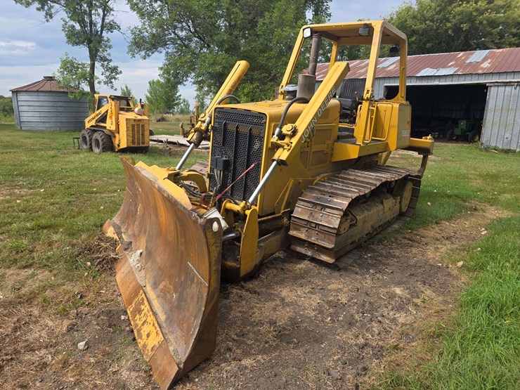 deere-750b-lt-image-2