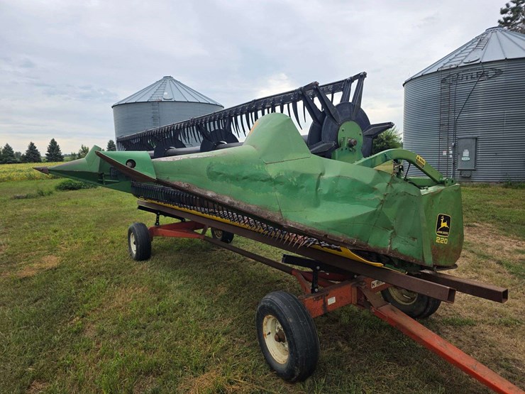 john-deere-220-image-1