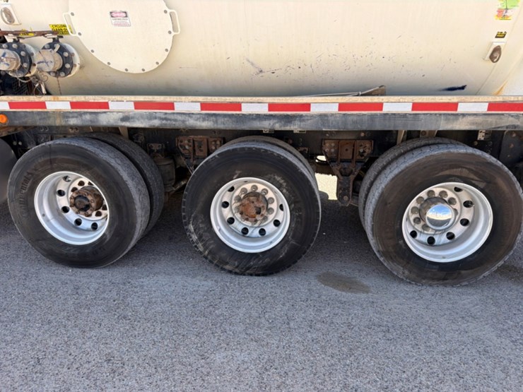 2018-peterbilt-567-image-14