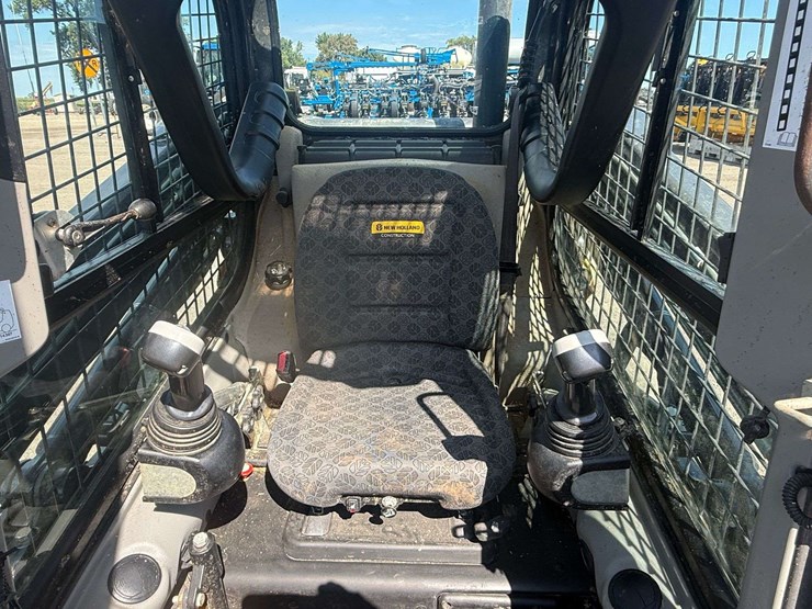 new-holland-l220-image-14